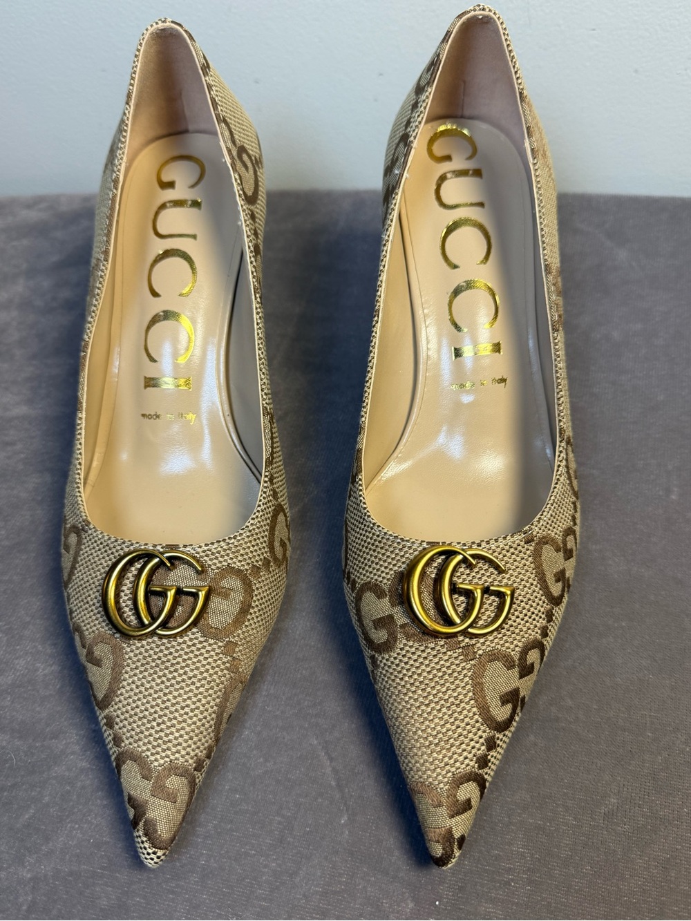 Gucci Beige GG Canvas Mid Heel Pumps Gold-Tone Logo womens size 42/ 9.5 New - Picture 2 of 13